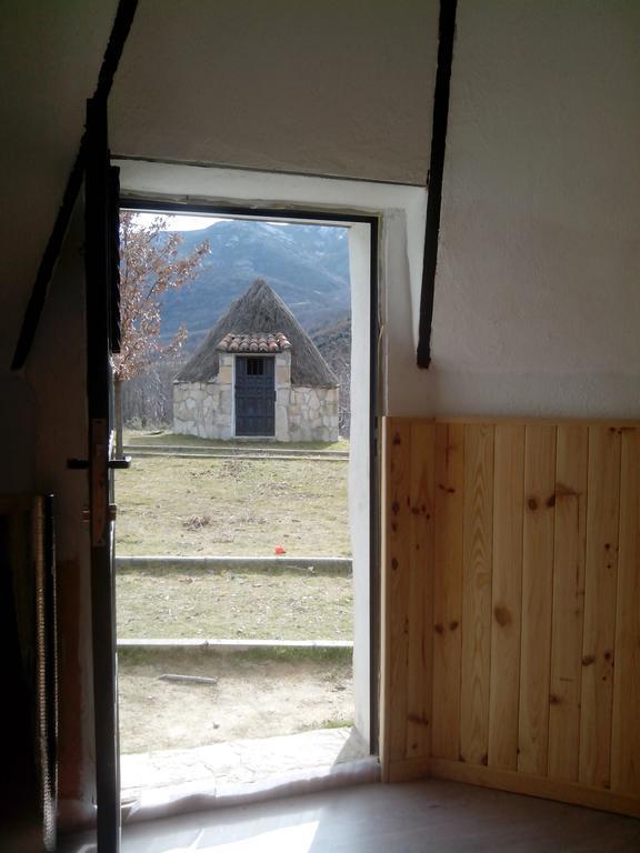 فندق Bohoyoفي  Los Chozos De Gredos المظهر الخارجي الصورة