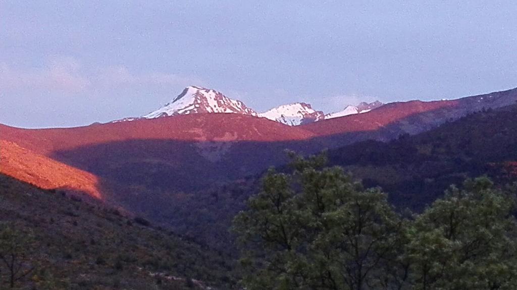 فندق Bohoyoفي  Los Chozos De Gredos المظهر الخارجي الصورة